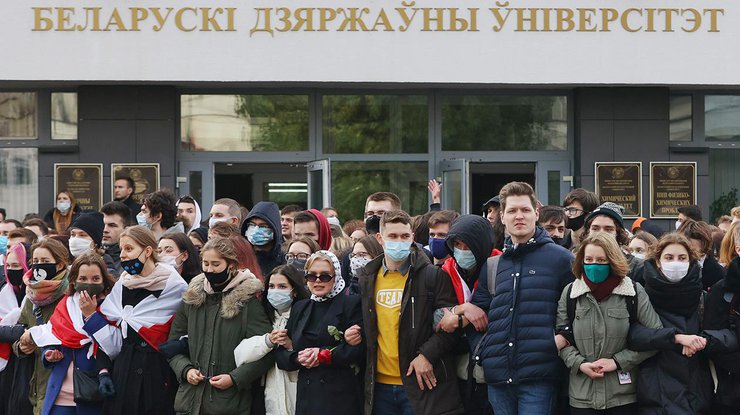 Лукашенко приказал отчислить из вузов протестующих студентов (видео) Лукашенко приказал отчислить из вузов протестующих студентов (видео)